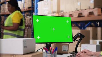 la logistica lavoratore gestisce ordini Il prossimo per verde schermo Schermo, in mostra magazzino automazione utensili e inventario controllo cruscotti. e-commerce ordine in lavorazione con Conservazione cremagliere. telecamera b. video