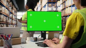 asiatisk anställd användningar en isolerat attrapp skärm på dator övervaka, företag programvara Begagnade för tillförsel kedja systemet och paket spårning service. realtid beställa uppfyllelse. kamera a. video