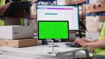asiatisk anställd användningar en isolerat attrapp skärm på dator, företag programvara Begagnade för tillförsel kedja systemet och paket spårning service. realtid beställa uppfyllelse visas. kamera b. video