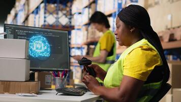 giovane donna lettura codici a barre con ai automazione sistemi per maniglia magazzino operazioni, gestione puntamento Software servizio. spedizione dettagli su etichette nel occupato distribuzione centro. telecamera b. video