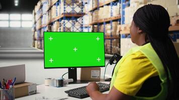 afrikanisch amerikanisch Mitarbeiter Verwendet isoliert Attrappe, Lehrmodell, Simulation Bildschirm auf Computer, Geschäft Software benutzt zum liefern Kette System und Paket Verfolgung Service. Echtzeit bestellen Erfüllung zeigt. Kamera a. video