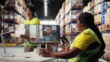 africano americano donna discutere con un' manager su ragnatela chiamata, condivisione intuizione su pacco stato e ordine puntamento attraverso cliente supporto servizio. dipendente su e-commerce mescolare su. telecamera un. video