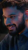 hora extra noite trabalhando indiano homem de negocios masculino cara Gerente o negócio homem às Sombrio tarde escritório trabalhando com computador portátil computador navegando às escrivaninha sorridente Empregador trabalhador programação conectados comércio projeto video
