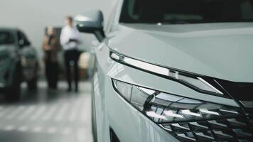 Consultation with the seller. Buying a new car. The concept of a trusting dialogue between the buyer and the consultant, the process of making a decision to buy a car video