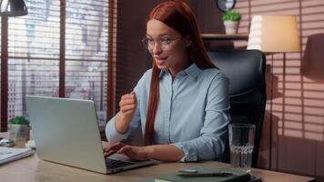 Caucasian businesswoman working laptop in office shocked amazed business woman girl female wonder surprised reaction good news internet achieve success winning looking at camera open mouth in shock video