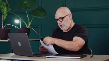 uma profissional masculino programador brainstorms dentro uma moderno escritório. perfeito para temas do inovação, tecnologia desenvolvimento, e colaborativo Solução de problemas. video