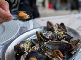 A delectable dish of fresh mussels served with a slice of lemon, photo