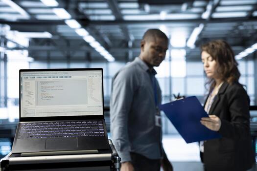 líneas de código en ordenador portátil pantalla en datos centrar con programadores en borroso antecedentes. cerca arriba de programación idioma en cuaderno monitor usado por eso expertos inspeccionando servidor racimos foto