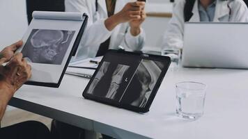 en läkare är innehav en läsplatta dator med ett x - stråle bild på den video