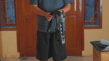 pessoa segurando carro porta quadros dentro oficina configuração video