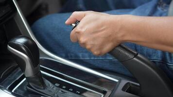The driver must use the handbrake for safe parking video