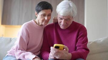 sonriente apasionado padre aprende teléfono inteligente utilizar desde contento hija. artilugio Introducción Internet video