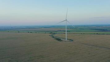 vindturbiner alstrande elektrisk energi förbi konvertera vind energi in i roterande energi av de blad och konvertera detta roterande energi in i elektrisk energi. video