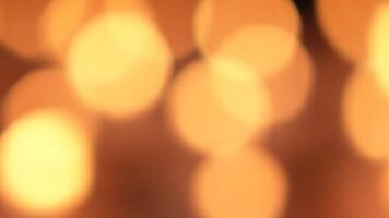 fuoco bruciando, la creazione di un' caldo splendore con sfocato bokeh effetto. oro bokeh sfondo video