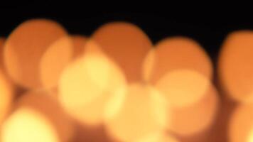 guld bokeh bakgrund. brand brinnande, skapande en värma glöd med suddig bokeh effekt video