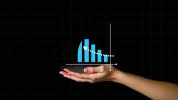 hand innehav dynamisk digital bar Diagram för företag data visualisering och trend analys video