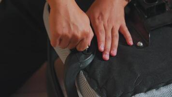 suddig bild av en grupp av människor dans i en rustik inomhus- miljö, eventuellt en lager eller verkstad, med en årgång eller övergiven atmosfär. video