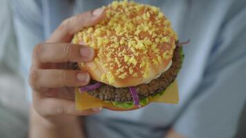 Unique burger creation highlights culinary creativity video