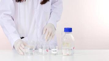 Demonstrating color change in chemical reactions video