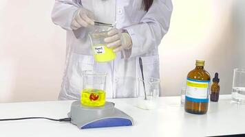 Demonstrating chemical reaction with iodine and vitamin C video