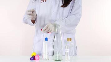 Demonstrating a chemical reaction with balloons video