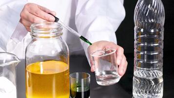 un científico conduce un vibrante químico reacción utilizando líquidos y un pipeta en un laboratorio ajuste video