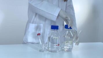 Demonstrating color change with bases using phenolphthalein video