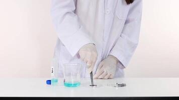 Experiment chemical reaction with copper sulfate and iron video