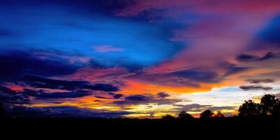 The stunning sunset showcases a dynamic and colorful array across the expansive sky. photo