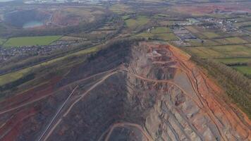 Drönare se över brytning drift med infrastruktur och rå Resurser video