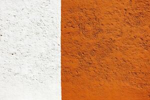 A white and orange wall with a white and orange stripe photo