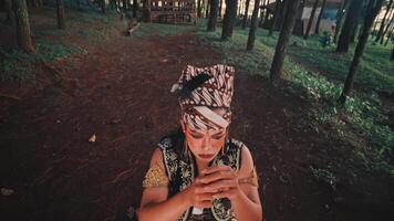 Javanese Dancer in Anguish, Crying Out to the Heavens video