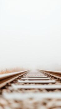un cautivador ver de ferrocarril pistas desapareciendo dentro un denso, atmosférico niebla, simbolizando viajes, introspección, y el misterioso camino adelante. foto