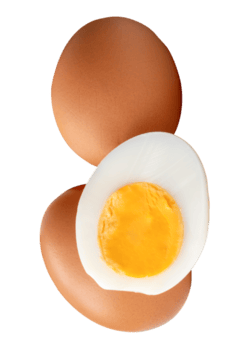 eieren en gekookt of gekookt kip ei met ei dooier in voor de helft in stack geïsoleerd met knipsel pad in het dossier formaat png