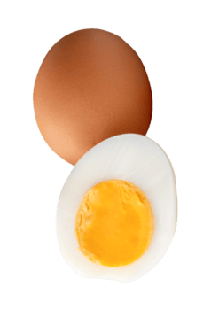 eieren en gekookt of gekookt kip eieren met ei dooier in voor de helft in stack geïsoleerd met knipsel pad in het dossier formaat png