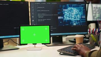 administration skrivning koda på isolerat skärm läsplatta, utvecklande maskin inlärning apis. den specialist använder sig av krom nyckel enhet till felsöka programvara fel använder sig av artificiell intelligens, kamera en video
