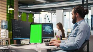 Anfang Techniker mit isoliert Bildschirm Tablette, Entwicklung künstlich Intelligenz Modelle zum Geschäft Analytik. es Experte mit Chroma Schlüssel Gerät, Laufen Simulationen zum ai Prognose, Kamera ein video