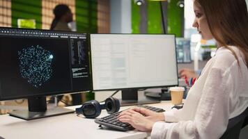 schließen oben von es Experte Codierung mit ai Sprache Modell- Hilfe im Anfang Büro, mit Stk. jung Administrator Tippen auf Computer Tastatur integrieren llm Assistent Vorschläge in Code Editor, Kamera ein video