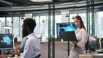 ritratto di giovane sorridente femmina programmatore nel ufficio automatizzare ripetitivo compiti utilizzando ai script. allegro junior sviluppatore utilizzando artificiale intelligenza per velocità su caratteristica implementazione, telecamera un' video