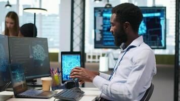 systemet administratör på kontor skrivbord utvecklande programvara använder sig av ai, lyssnande musik. den expert- bär audio headsetet arbetssätt på dator, felsökning tillämpningar med artificiell intelligens, kamera en video