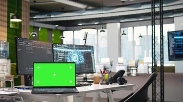 isolato schermo il computer portatile nel vuoto ai avviare ufficio visualizzazione programmazione le lingue Usato per edificio applicazioni. croma chiave taccuino mostrando in profondità apprendimento codice nel Software sviluppo agenzia video