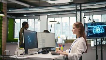 fêmea engenheiro usando ai llm chatbot, otimizando companhia sistemas desempenho. sistema administrador usa artificial inteligência assistente para converter manual fluxos de trabalho para dentro automatizado roteiros, Câmera uma video