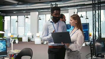 weiblich Ingenieur und Mitarbeiter Codierung ai Algorithmen zu debuggen Software Probleme und Verbesserung System Stabilität. jung Frau und Kollege im Technik Anfang Büro konfigurieren die Einstellungen mit Gerät, Kamera ein video