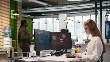 giovane inesperto sviluppatore nel ufficio lottando per fix critico errore avvertimento apparire. stagista risoluzione dei problemi errore notifica su computer schermo interrompendo flusso di lavoro, telecamera un' video