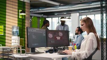 kvinna programmerare i börja kontor kämpar till fixera Ansökan fel medan kodning. ung kvinna som handlar om med dator buggar medan kodning i programvara utveckling byrå, kamera en video