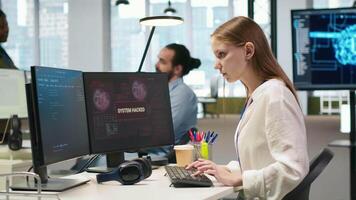 jung unerfahren Entwickler im Büro Anfragen Hilfe von Mannschaft zu Fix hacken Versuch auf korporativ Netzwerk. Praktikant unterstützt durch Kollegen zu untersuchen nicht autorisiert Zugriff Warnungen, Kamera ein video