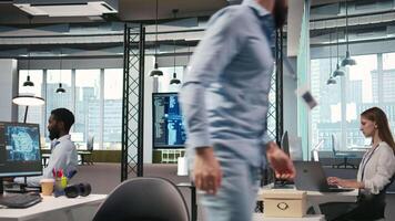 fêmea programador codificação ai algoritmos em tábua para depurar Programas problemas e melhorando sistema estabilidade. mulher dentro tecnologia comece escritório configurando configurações usando dispositivo, Câmera uma video