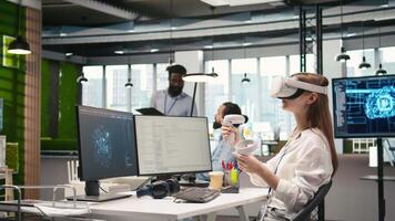 júnior dev usando virtual realidade às trabalhar, teste máquina Aprendendo algoritmos. jovem mulher vestindo vr óculos equipamento escala produtividade com ai ampla língua modelo código, Câmera uma video