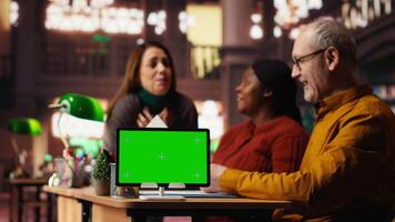 olika artister team framställning för teater spela med grön skärm, praktiserande manus och dialog rader med disciplin och passion. utvecklande deras tecken med kärlek för verkande. kamera b. video