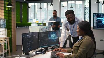 allegro programmatori nel ufficio godendo conversazione mentre automatizzare ripetitivo compiti con ai. contento collaboratori chattare, utilizzando artificiale intelligenza per velocità su caratteristica implementazione, telecamera un' video